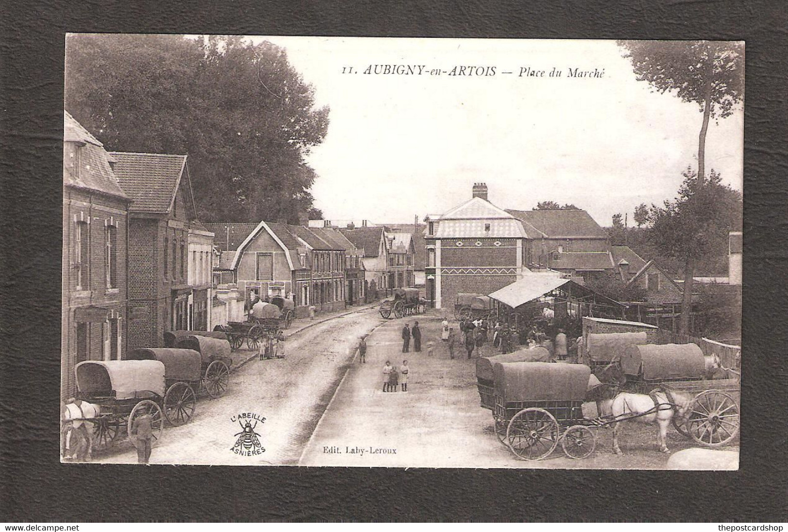 CPA 62 Aubigny En Artois Place Du Marché  Animée Avec Attelages Et Chevaux PAS DE CALAIS - Aubigny En Artois