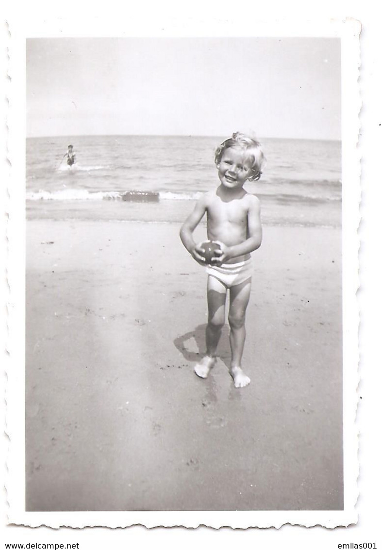 Photo Originale , Enfant En Maillot Sur La Plage , Dim. 5.5 Cm X 8.5 Cm - Personas Anónimos