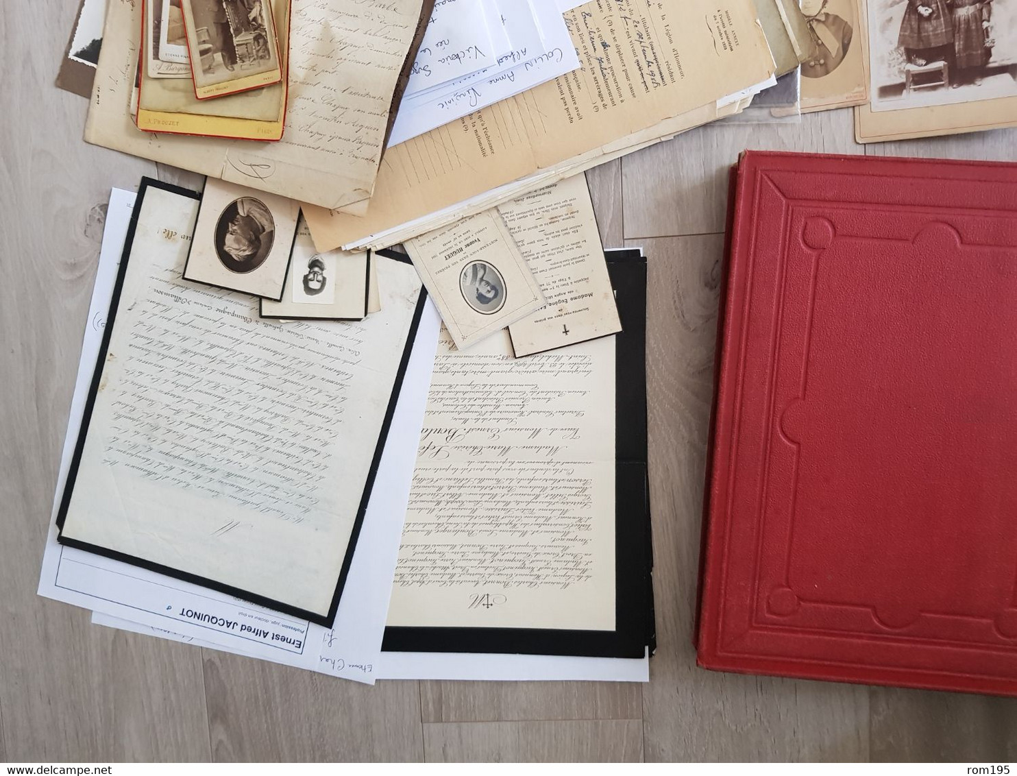 Lot De Vieux Papiers + Un Livre Atlas, Faire-parts De Décès, Photo CDV, Documents De Famille - Sin Clasificación