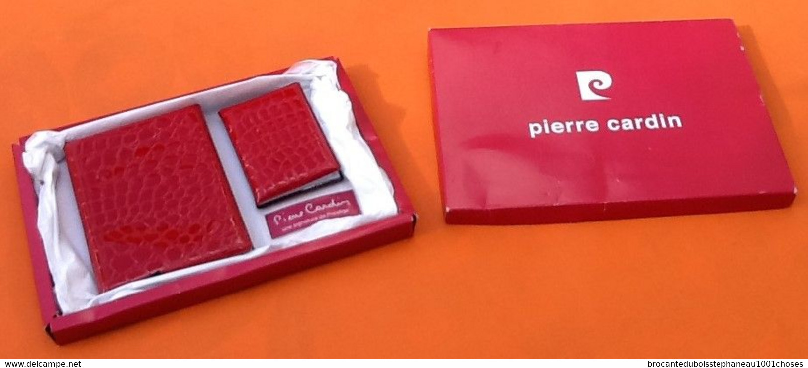 Other & unclassified - Coffret Pierre Cardin Une signature de Prestige  Petit répertoire alphabétique / bloc note Coloris rouge carmin