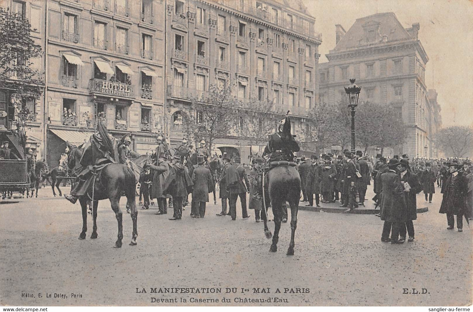 CPA 75 PARIS LA MANIFESTATION DU 1ER MAI A PARIS DEVANT LA CASERNE DU CHATEAU D'EAU - Altri & Non Classificati