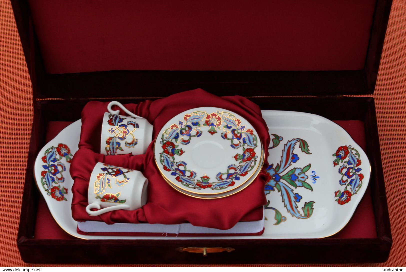 Superbe Ensemble En Porcelaine Turque Plat à Gâteau Et Tasses KUTAHYA PORSELEN Hand Made 2004 Dans écrin En Velours - Arte Orientale