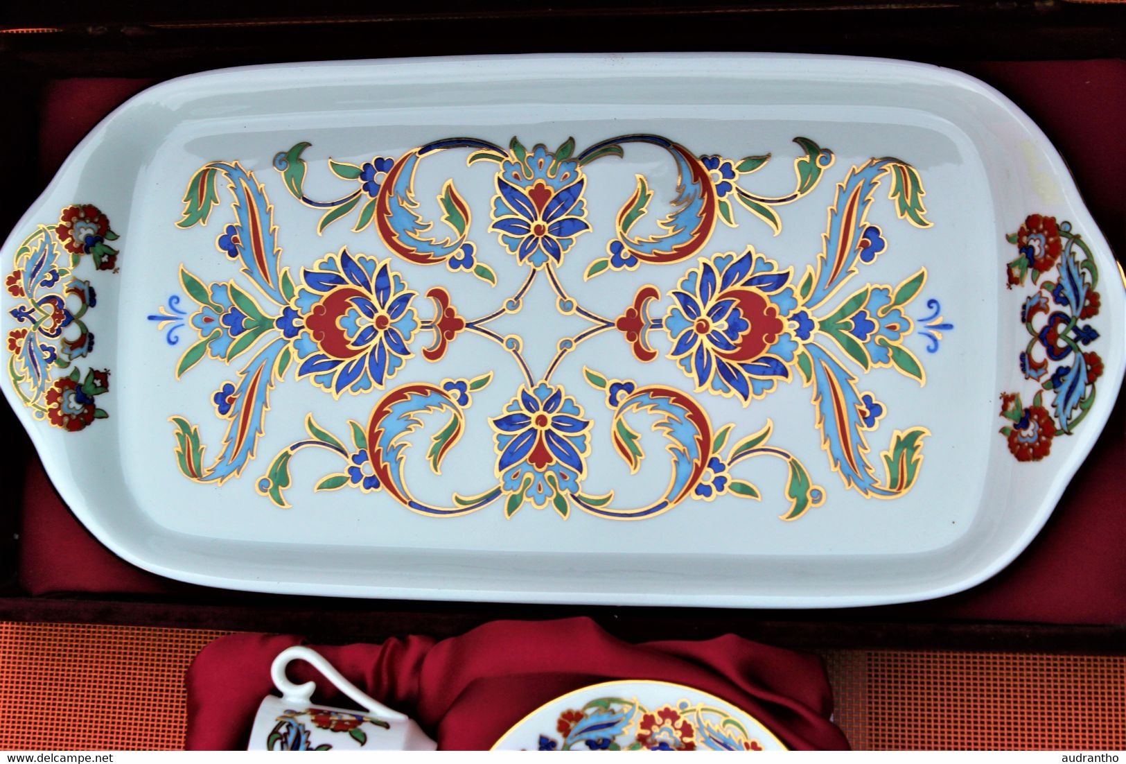 Superbe Ensemble En Porcelaine Turque Plat à Gâteau Et Tasses KUTAHYA PORSELEN Hand Made 2004 Dans écrin En Velours - Oriental Art