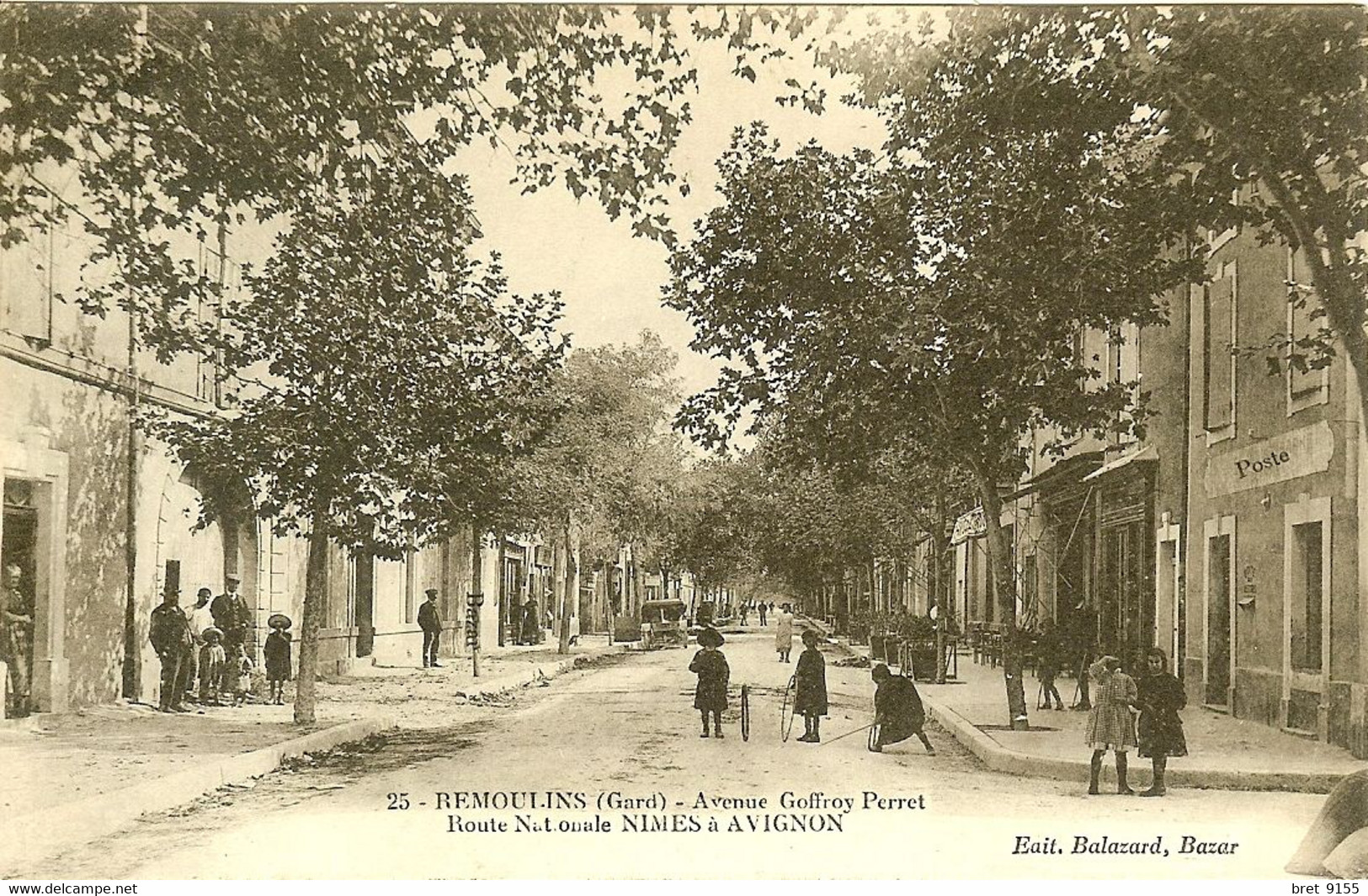 30 REMOULINS AVENUE GEOFFROY PERRET ROUTE NATIONALE NIMES A AVIGNON LES ENFANTS JOUENT AU CERCEAU POUSSE PAR UN BATON - Remoulins