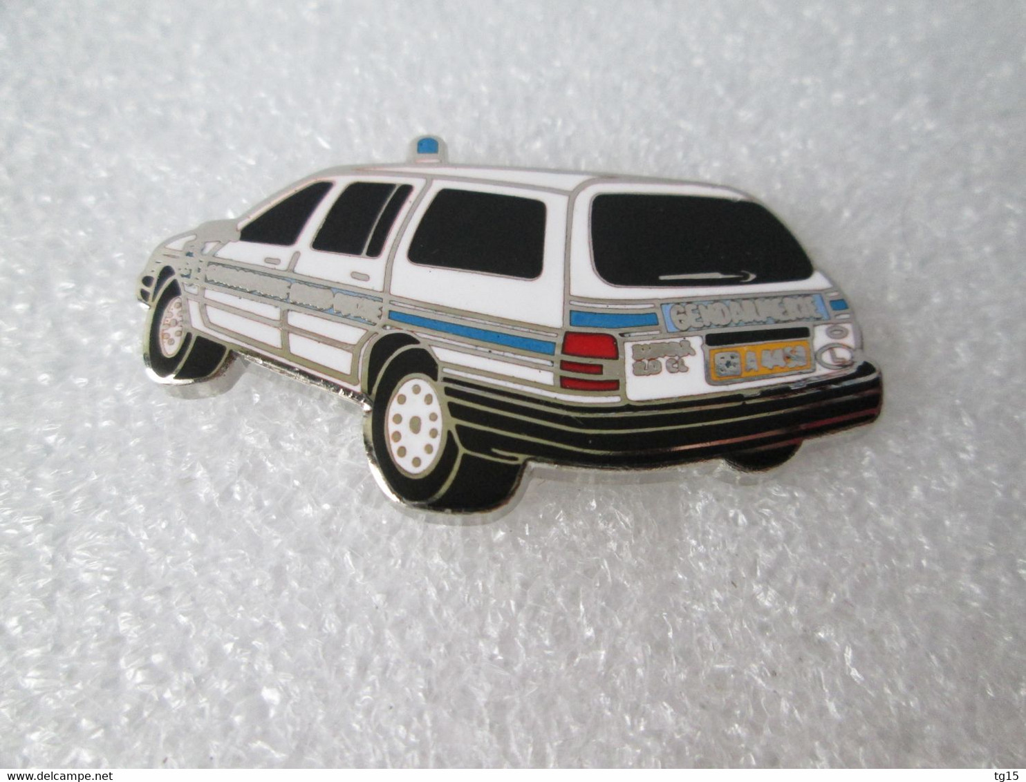 PIN'S    FORD   SIERRA     BREAK     GENDARMERIE    LUXEMBOURG   Email Grand Feu   DEHA - Ford