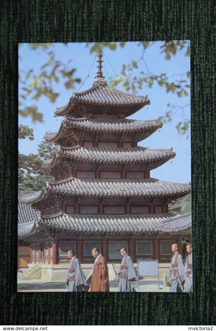 Buddhist Monks At The Palsang-jeon Pavilion At BEOBJU SA TEMPLE. - Corea Del Sur