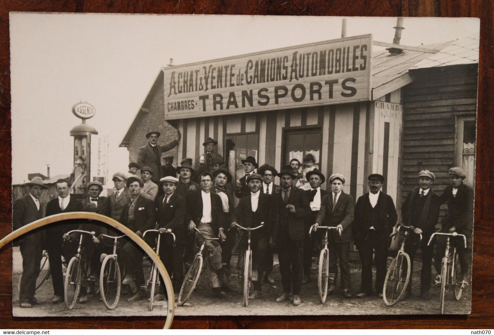 CPA Ak 1910's Achat Vente Camions Automobiles Vélos Pompe à Essence Transports Carte Photo Animée - Winkels