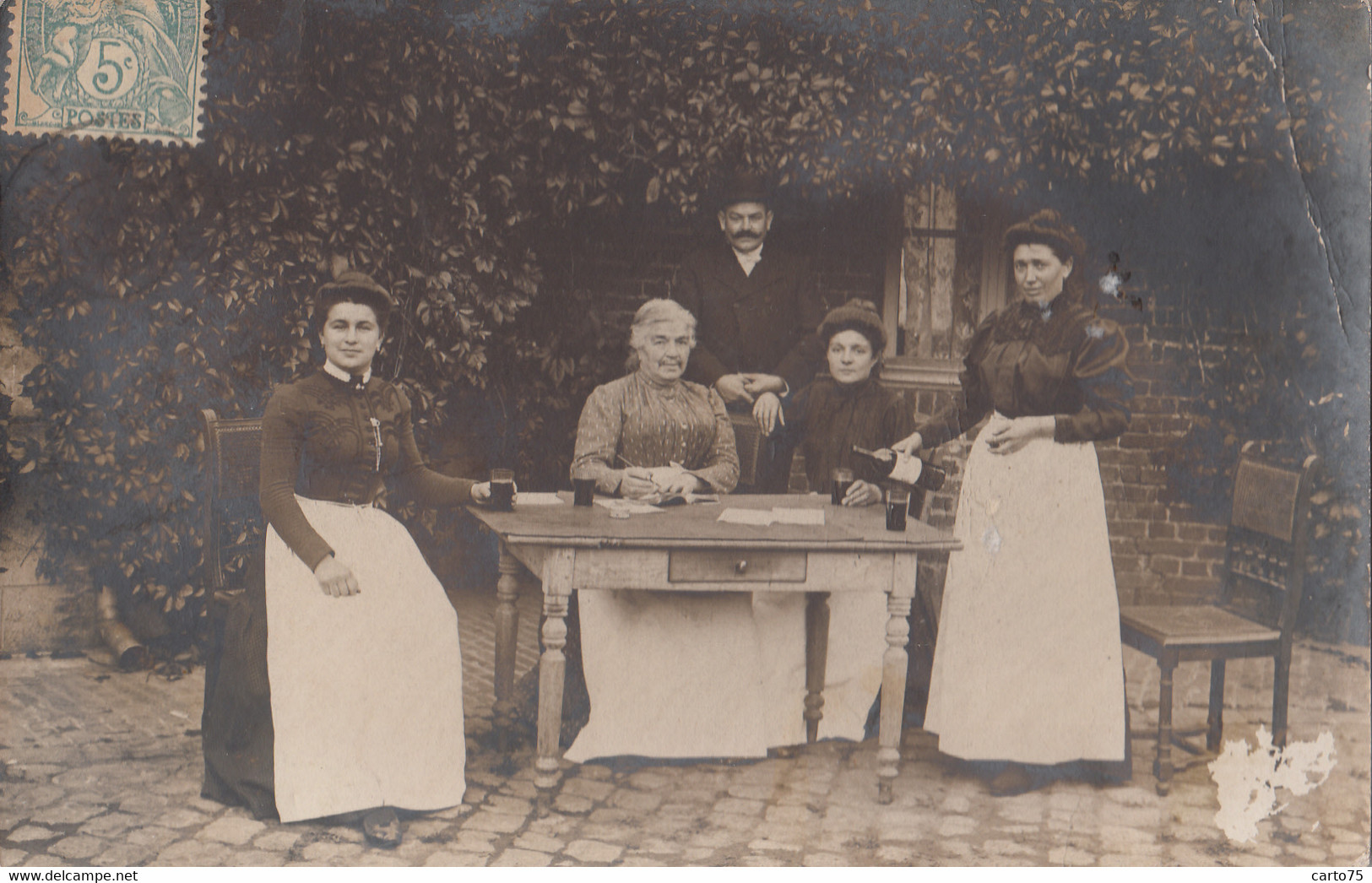 Photographie - Carte-photo - Groupes De Personnages - Femmes Ecriture - Employées - Table Vin - Oblitérée Muides 1906 - Photographs