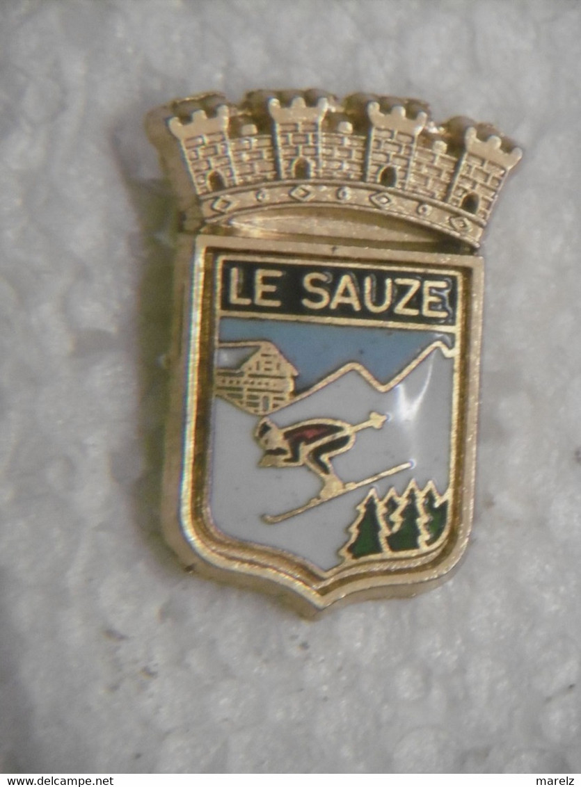 Pin's - Ecusson Blason Ville LE SAUZE - Pins Badge EGF MARTINEAU SAUMUR - 04 ALPES DE HAUTES PROVENCE Vallée De L'UBAYE - Città