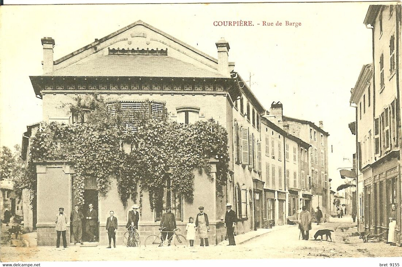 63 COURPIERE BELLE MAISON A L ENTREE DE LA RUE DE BARGE AVEC LE SOUS TOIT CARRELE . LES VELOS NE SONT PAS ELECTRIQUES - Courpiere