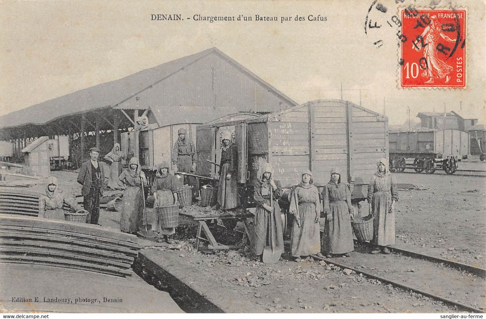 CPA 59 DENAIN CHARGEMENT D'UN BATAU PAR DES CAFUS - Denain