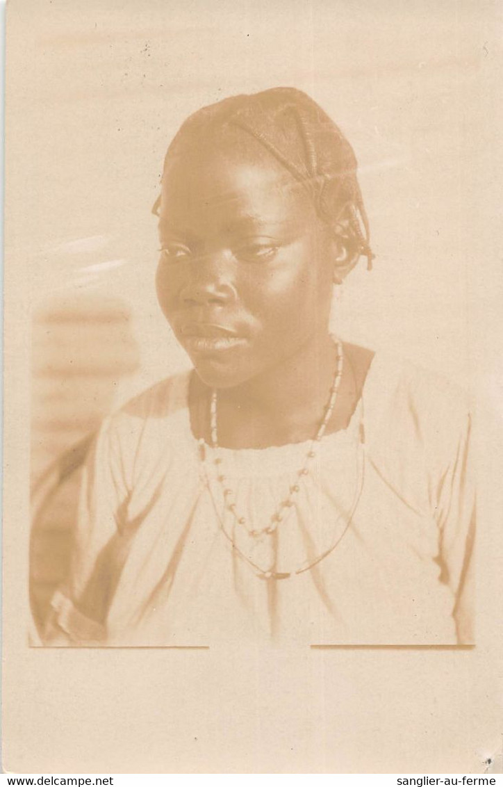 CPA AFRIQUE CARTE PHOTO D'UNE FEMME AFRICAINE ETHNIQUE EN GROS PLAN - Madagascar