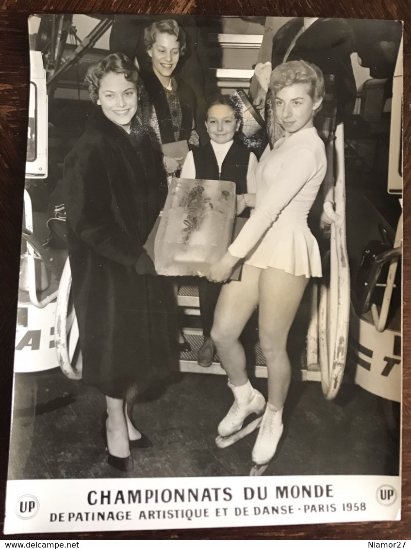 Remise De Prix. Patinage Artistique. Championnats Du Monde De Patinage Artistique. Paris. 1958 - Sports