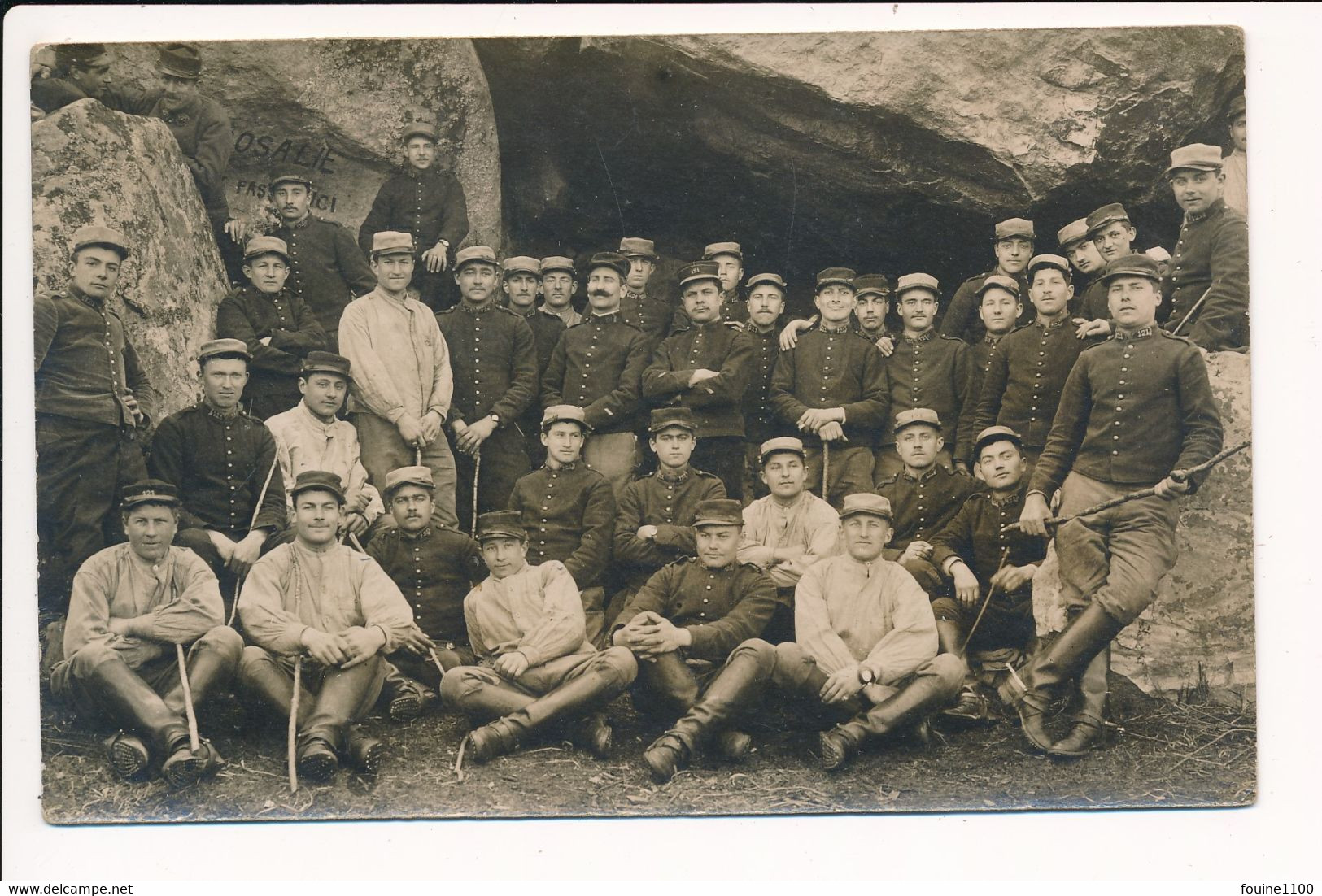 CARTE PHOTO Militaire 121e Régiment à L'entrée D'une Grotte à Identifier - Regiments