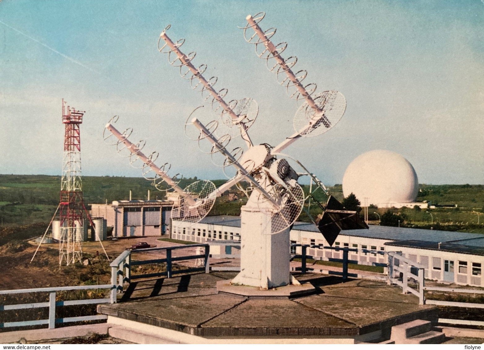 Pleumeur Bodou - Le Radôme Et Le Command Tracker - Antenne - Pleumeur-Bodou