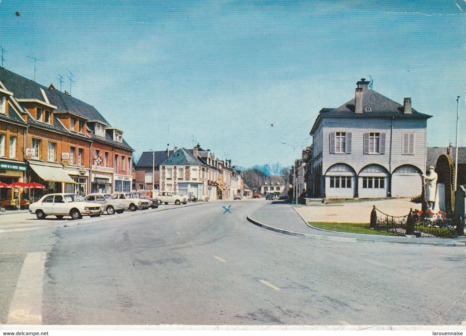 76 - LONDINIERES - La Place - Les Commerçants - Londinières