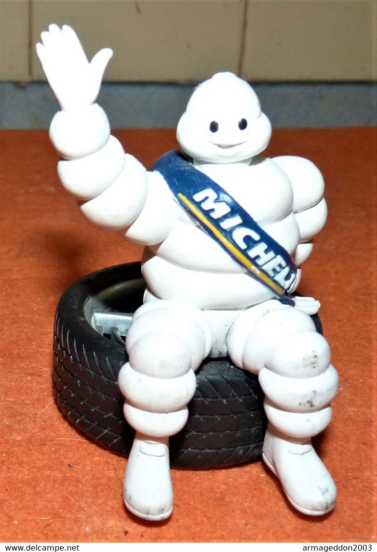 Jolie Figurine Michelin Bibendum Assis Sur Un Pneu 10cm - Andere & Zonder Classificatie