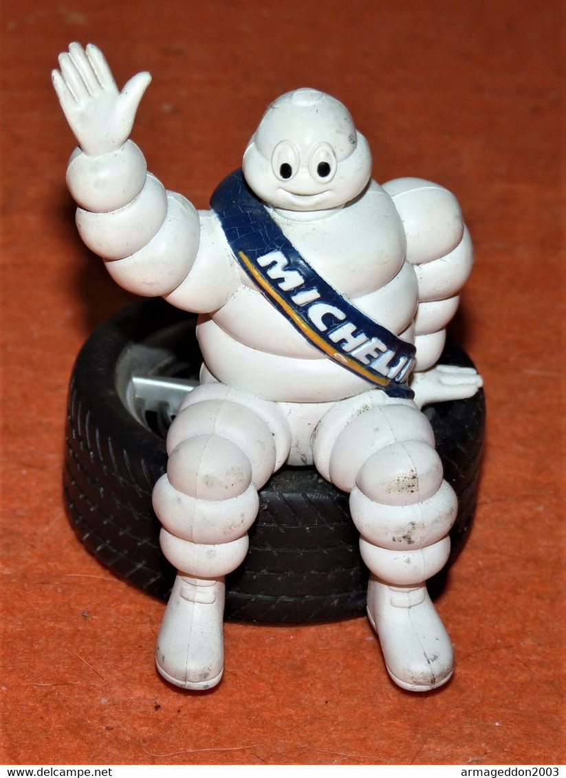 Jolie Figurine Michelin Bibendum Assis Sur Un Pneu 10cm - Andere & Zonder Classificatie