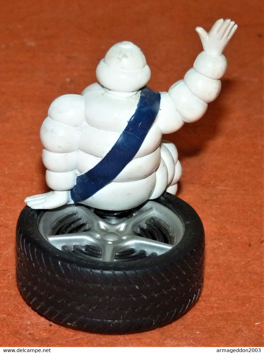 Jolie Figurine Michelin Bibendum Assis Sur Un Pneu 10cm - Andere & Zonder Classificatie