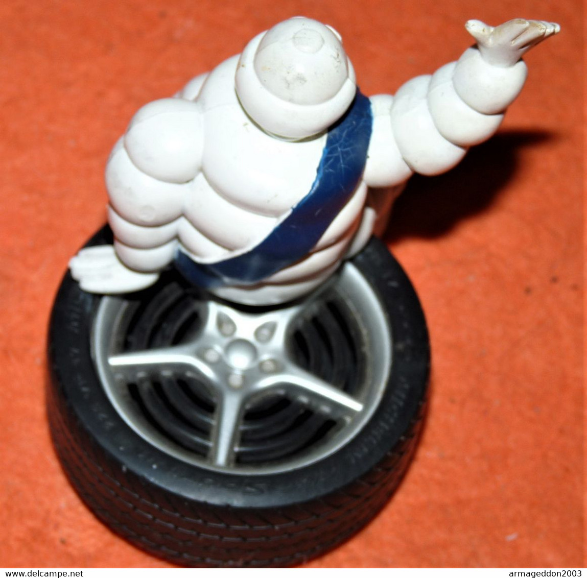 Jolie Figurine Michelin Bibendum Assis Sur Un Pneu 10cm - Andere & Zonder Classificatie