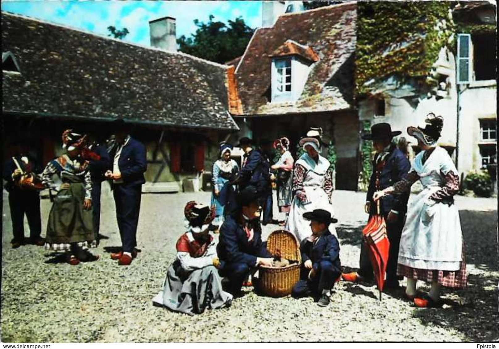 ►  CPSM  Folklore  Bourdonnais Départ Marché Parapluie Panier Poule - Danses