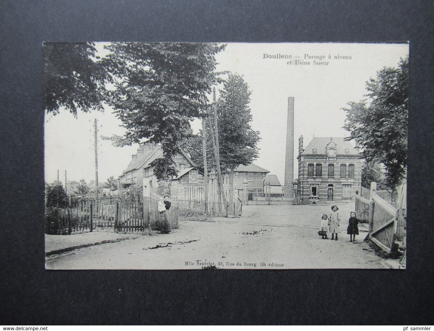 AK Um 1918 Doullens Passage A Niveau Et Usine Sueur Editeur Peurrier / Familie Mit Kleinen Kindern - Doullens