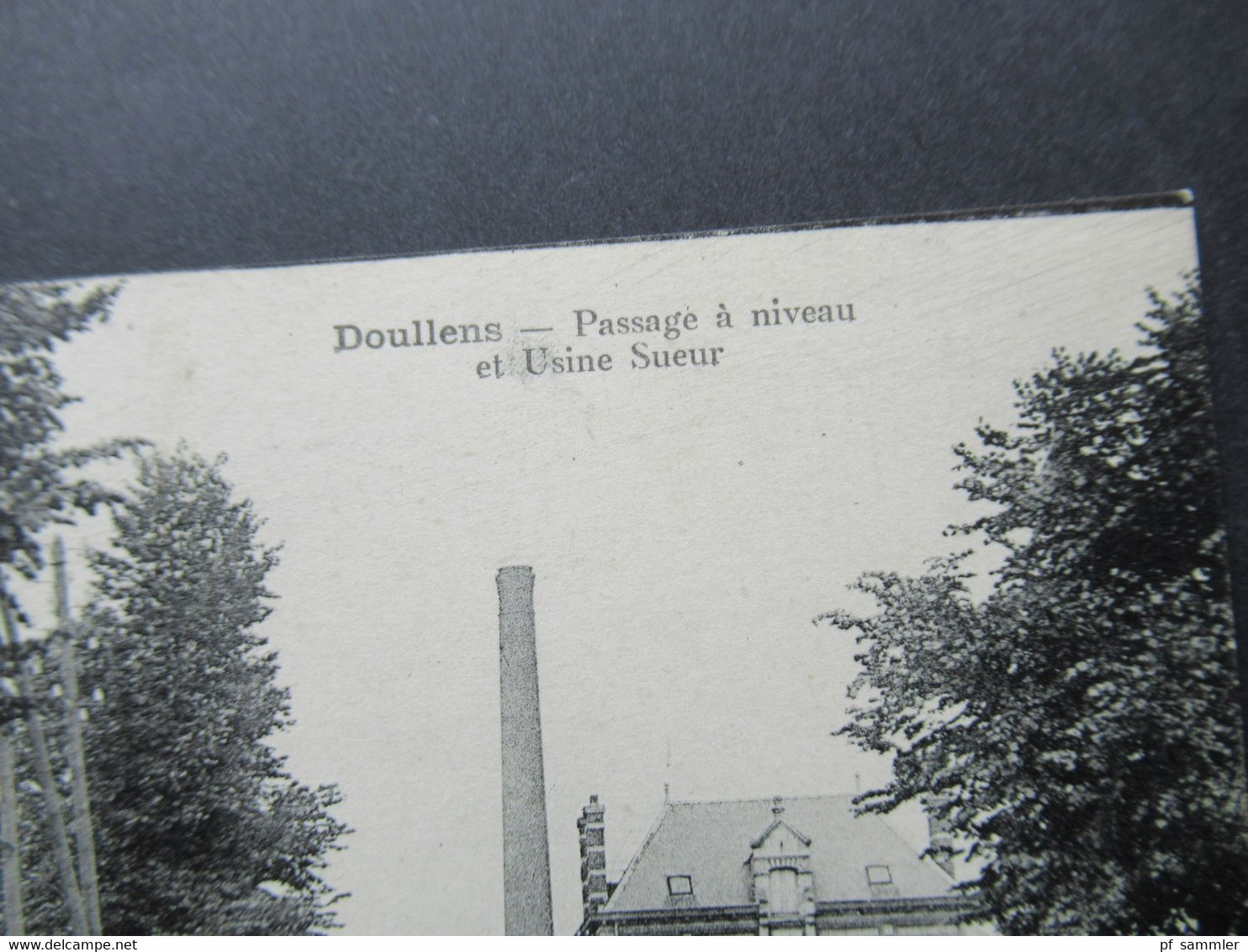 AK Um 1918 Doullens Passage A Niveau Et Usine Sueur Editeur Peurrier / Familie Mit Kleinen Kindern - Doullens