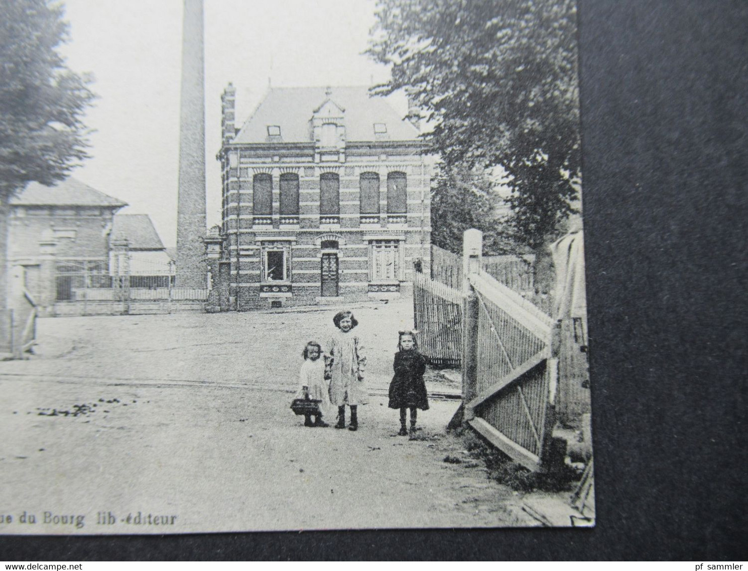 AK Um 1918 Doullens Passage A Niveau Et Usine Sueur Editeur Peurrier / Familie Mit Kleinen Kindern - Doullens