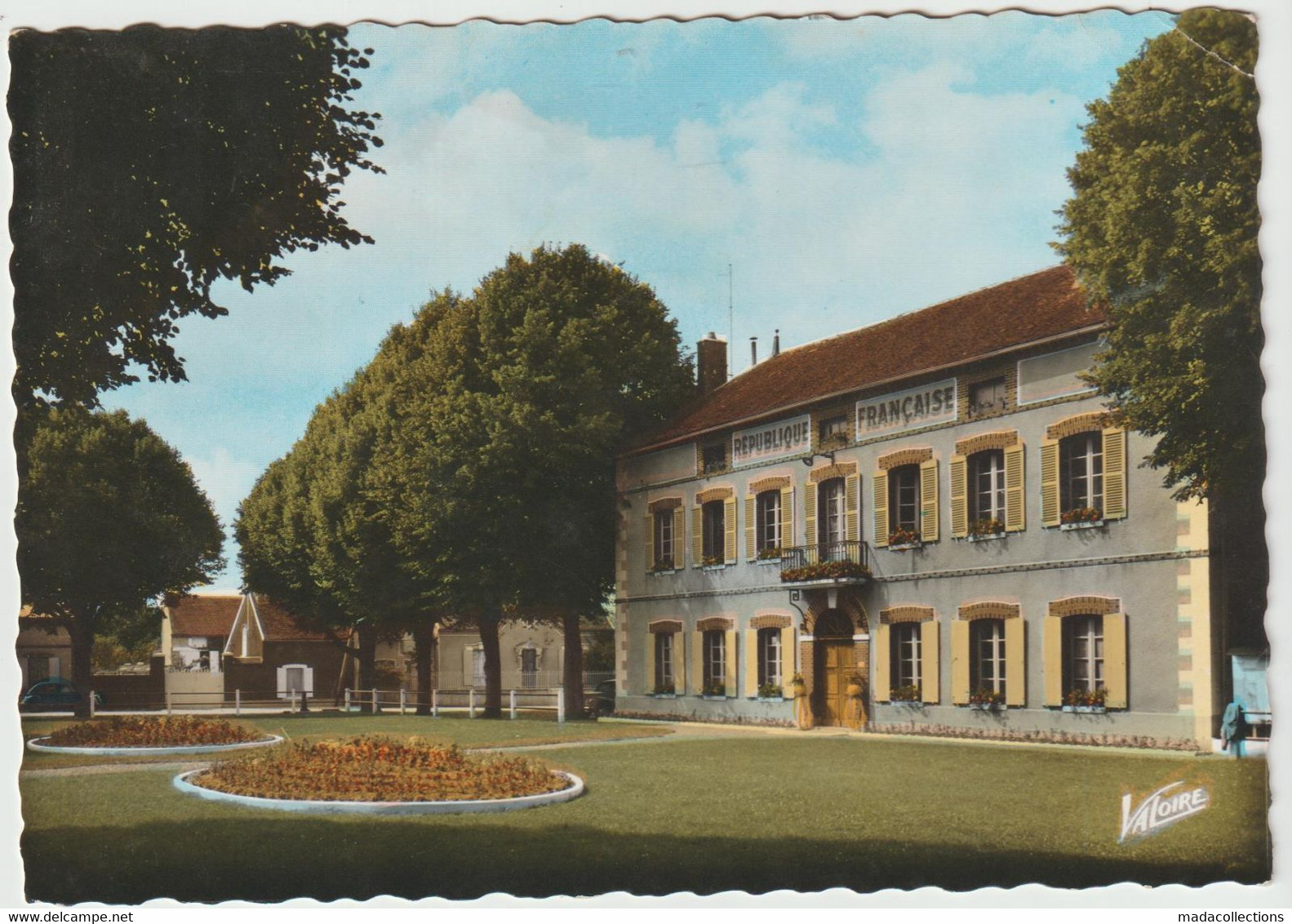 Veron (89 - Yonne) La Mairie Et Ses Jardins Fleuris - Veron