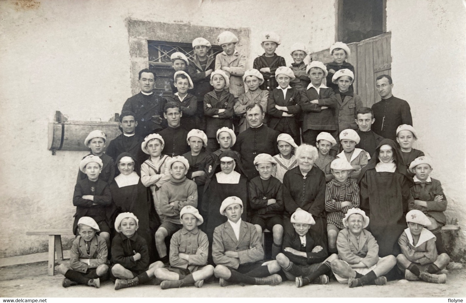 Lavaur - Carte Photo - Groupe D’enfants , Classe Du Village - Religieuse Et Curée - Chapeau Béret Coiffe Locale - Lavaur