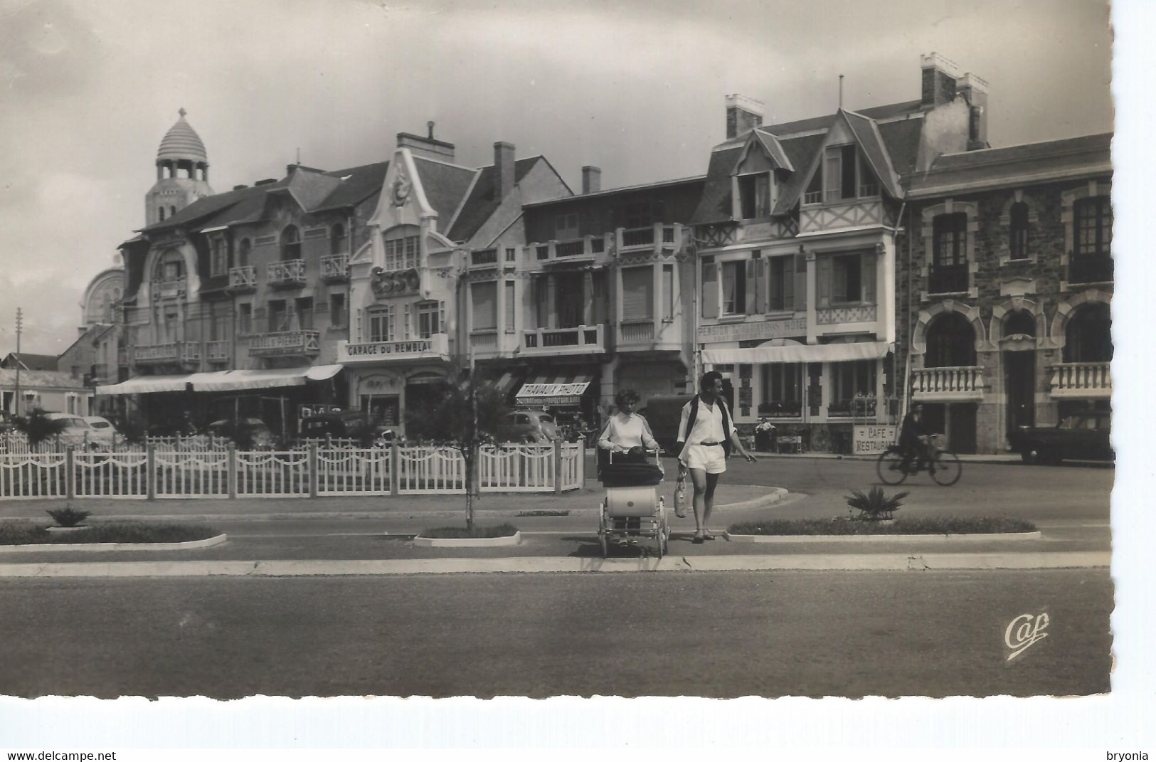 CPSM - 85 - LES SABLES D'OLONNE - Hotel St Pierre Et Des Albatros - Petite Animation Landau , Boutiques  - 1957 - TBE - - Sables D'Olonne