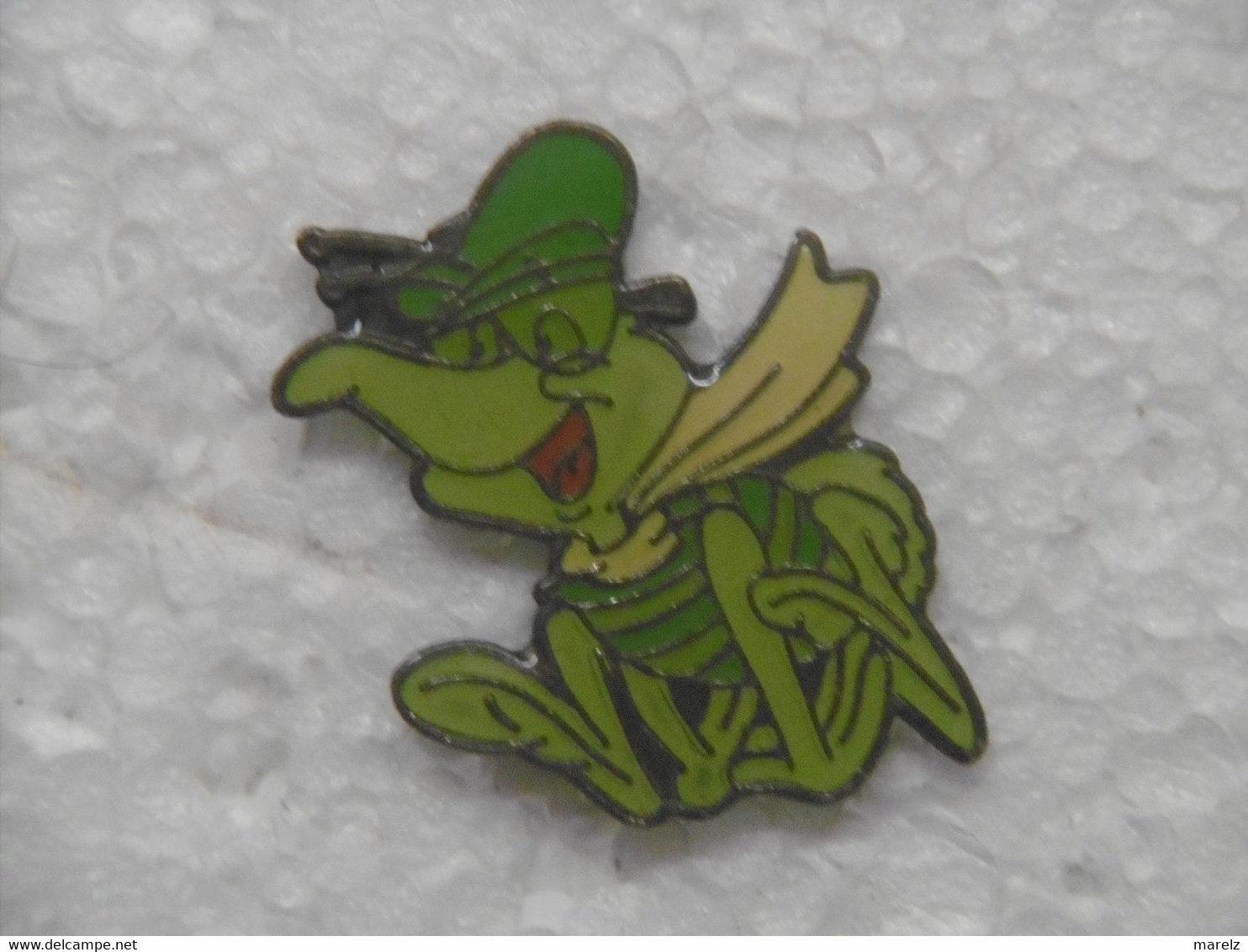 Pin's BD - Grenouille Verte ? Criquet Vert ? - Pins Badge Pour TURNER Animal à Beret Et écharpe - Comics