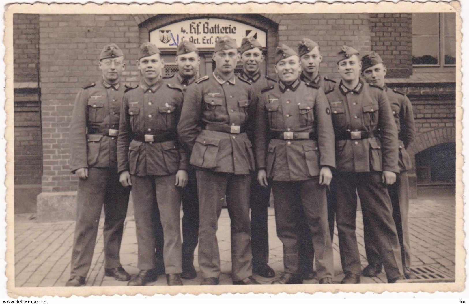 Carte Photo : Guerre 1939-45 : Groupe De Soldats Allemands En Pose  : à Identifier - Voir Arrière Plan - War 1939-45