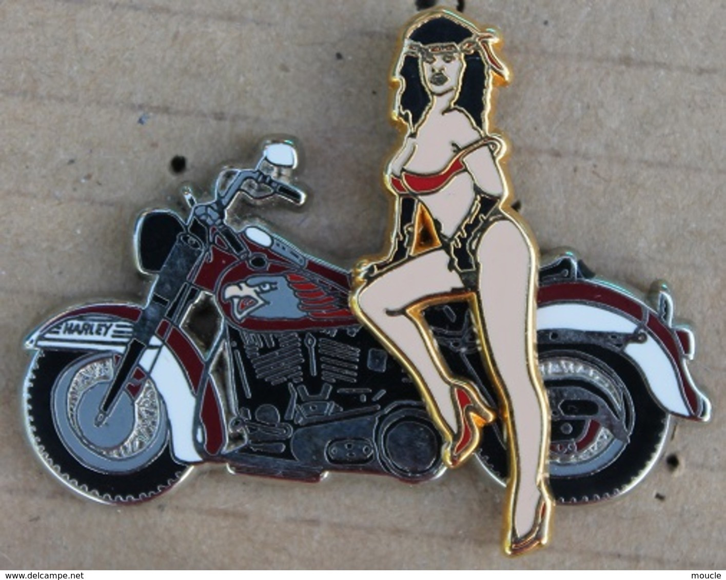 MOTO HARLEY DAVIDSON BRUNE - PIN UP CHEVEUX NOIR - DOUBLE MOULES - EDITE PAR JC DERIBE -H.V.M. - 300EX-BRAS EN BAS- (27) - Motos