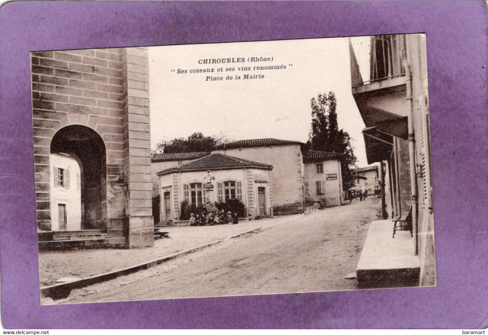 69 CHIROUBLES Ses Coteaux Et Ses Vins Renommés  Place De La Mairie - Chiroubles