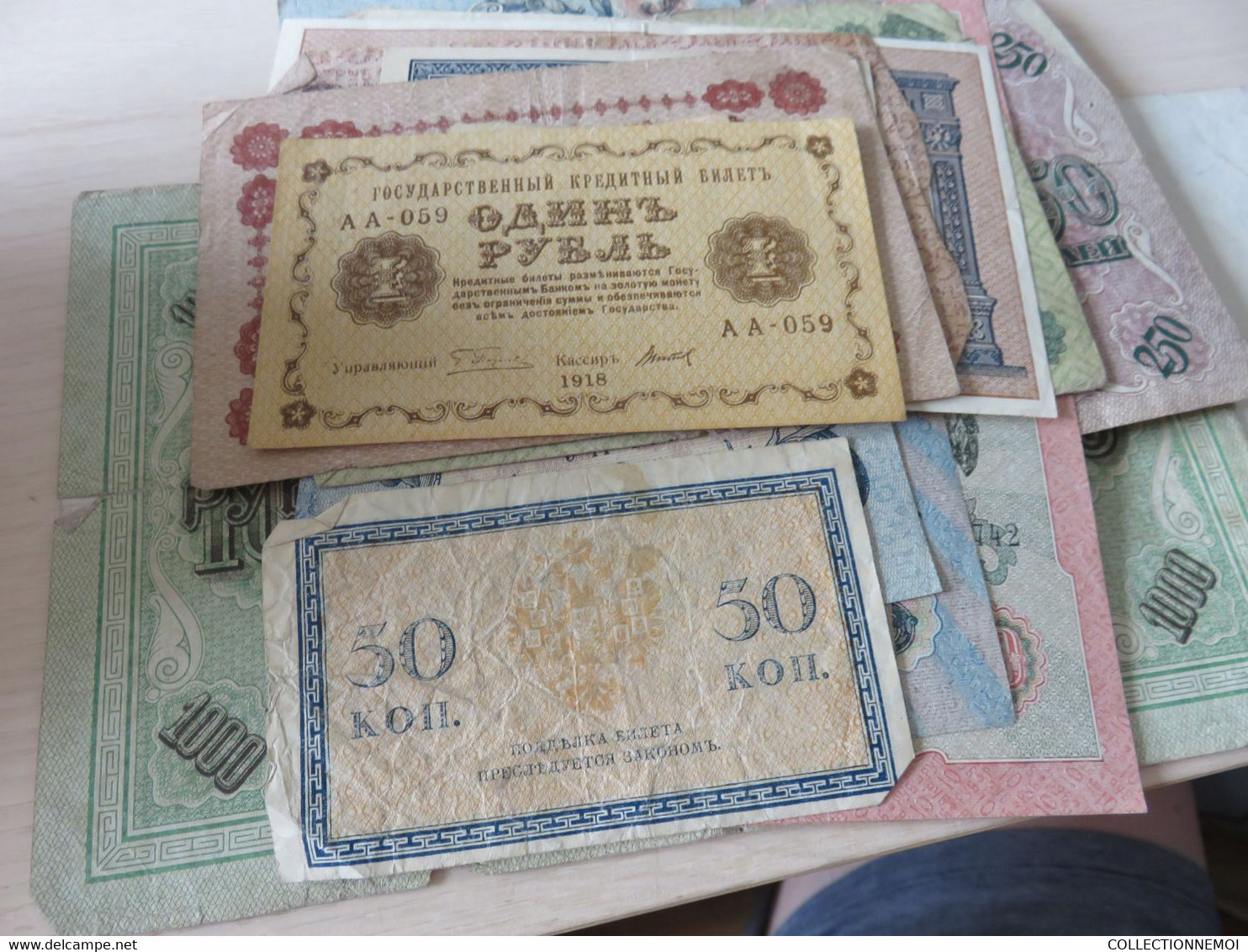 1 lot de BILLETS ,,peut-etre russie,mais rien de sur,,scanné recto et verso +++ de 50 billets