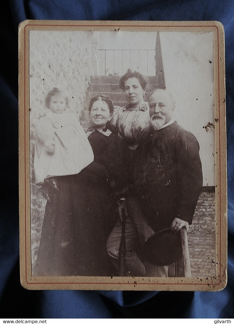 Photo Petit Cabinet Gd Mère Canneva Née Le Grand, Bébé, Son Mari Et Berthe Canneva (identifiés Au Dos)  CA 1900 - L558 - Personas Identificadas