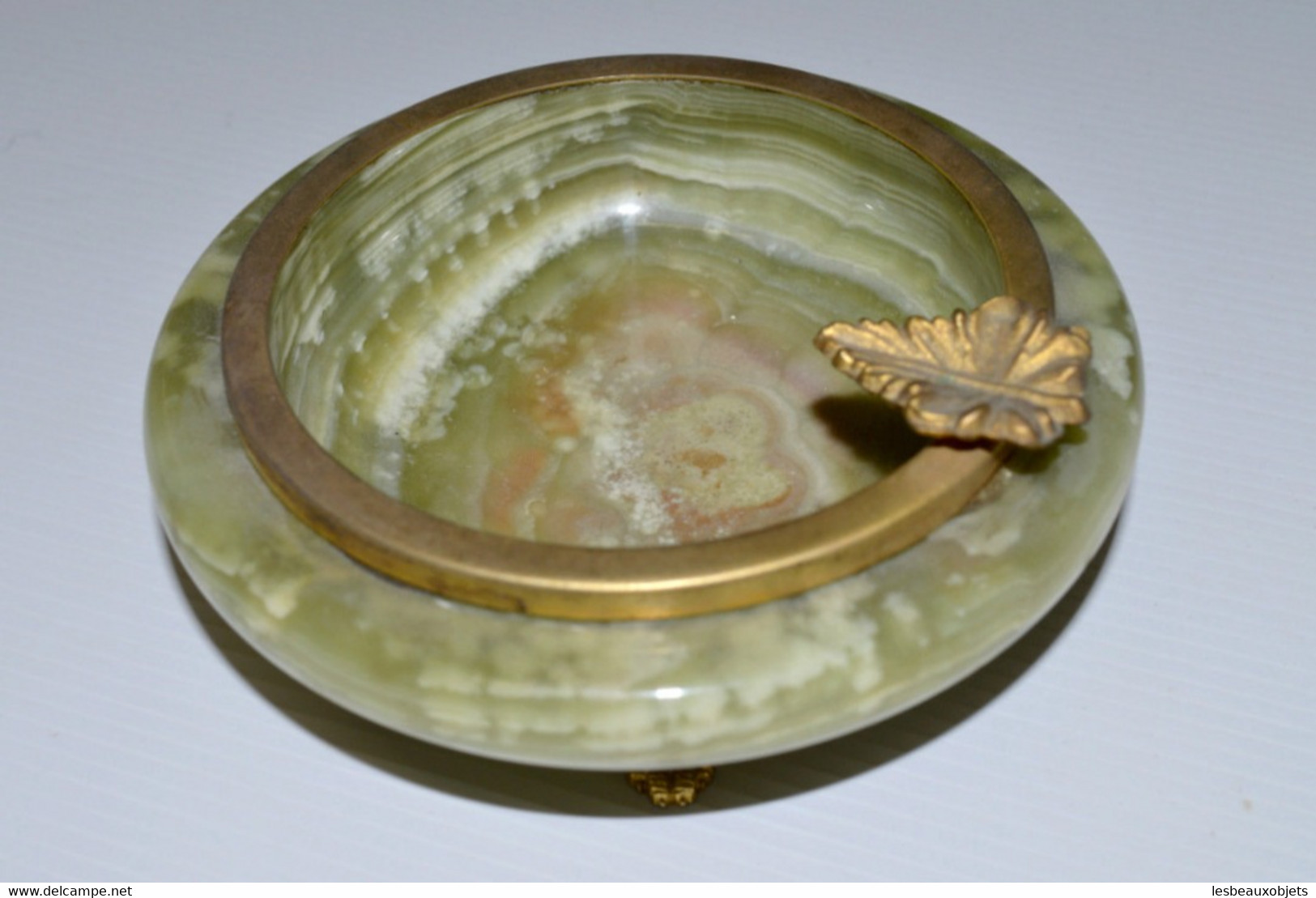 JOLI CENDRIER En ONYX Repose Cigarette Feuille Et 3 Pieds En Métal Doré VINTAGE  Collection Vitrine Déco - Sonstige & Ohne Zuordnung