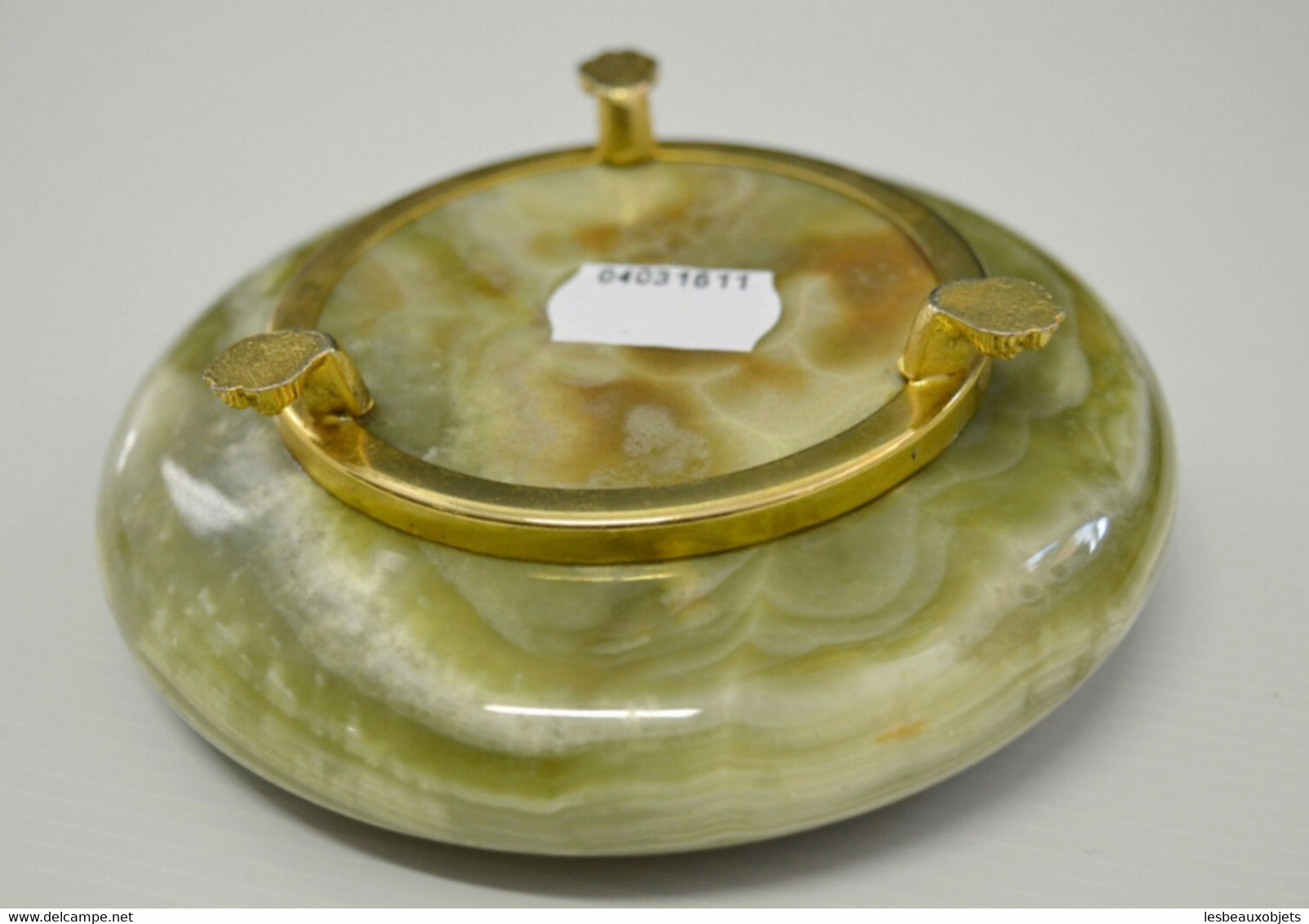 JOLI CENDRIER en ONYX repose cigarette Feuille et 3 Pieds en métal doré VINTAGE  collection vitrine déco