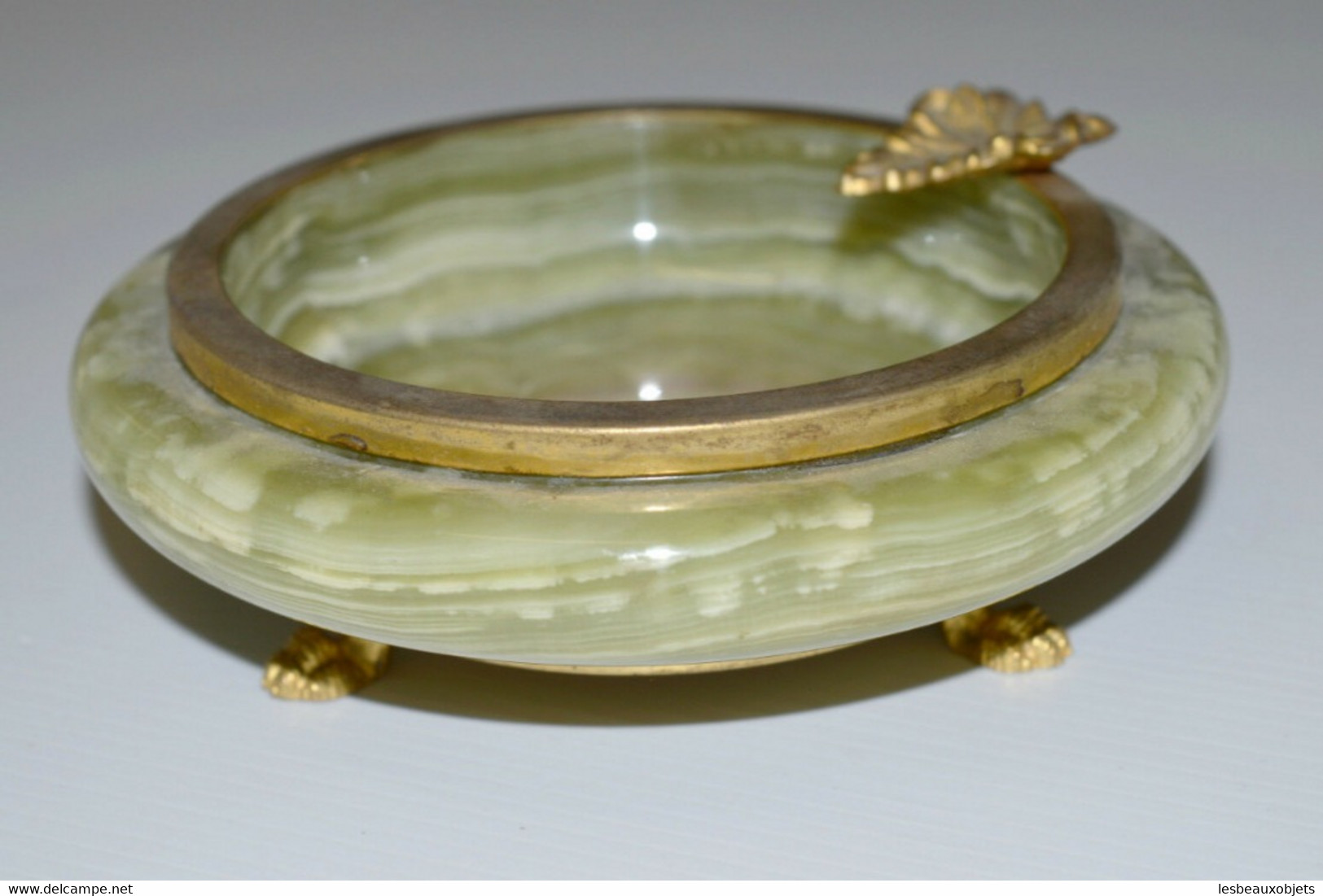 JOLI CENDRIER en ONYX repose cigarette Feuille et 3 Pieds en métal doré VINTAGE  collection vitrine déco