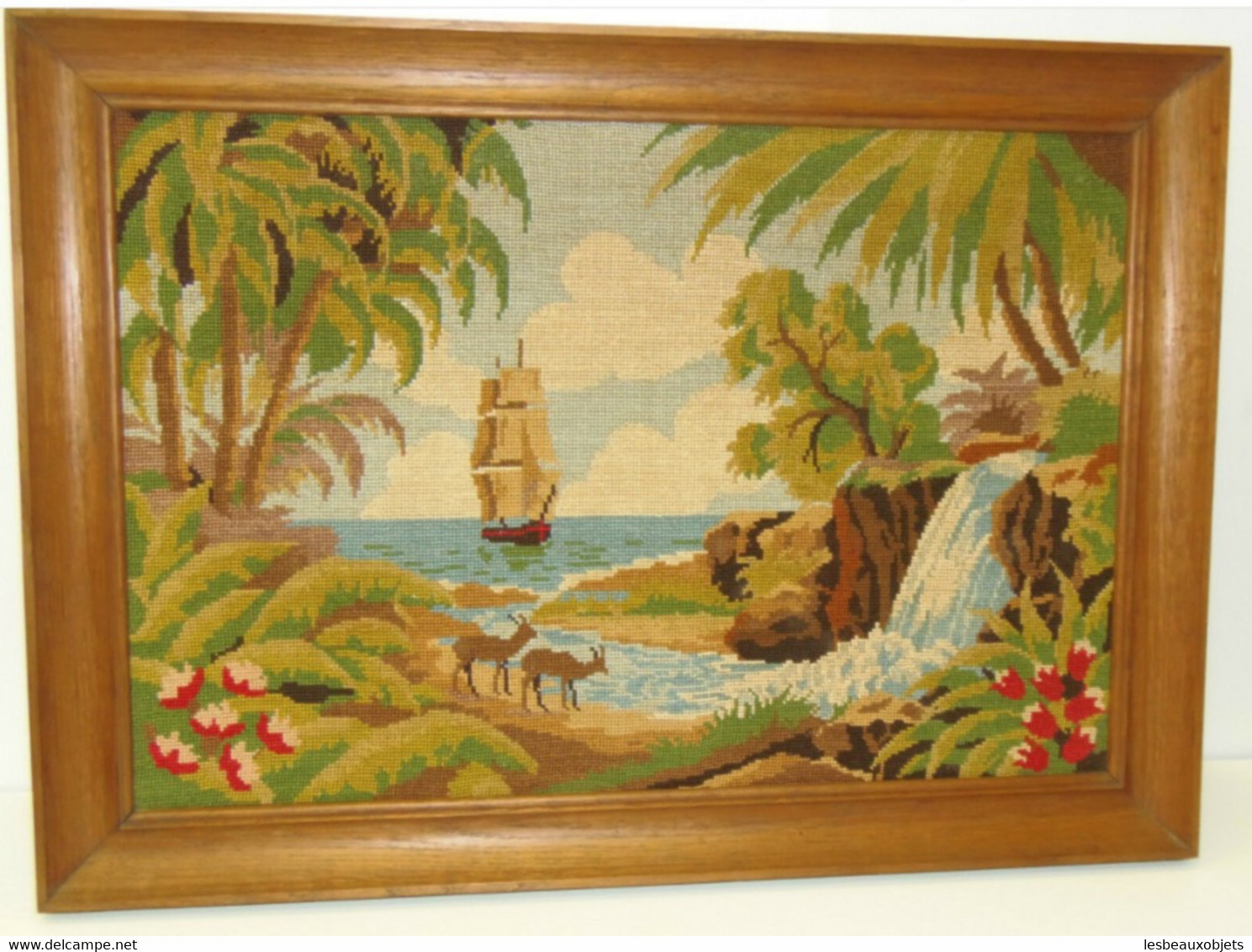 ANCIEN CANEVAS TERMINE CADRE BOIS CHENE Arrivé D'un VOILIER Sur ILE LUXURIANTE COLLECTION Déco Vitrine - Cross Stitch