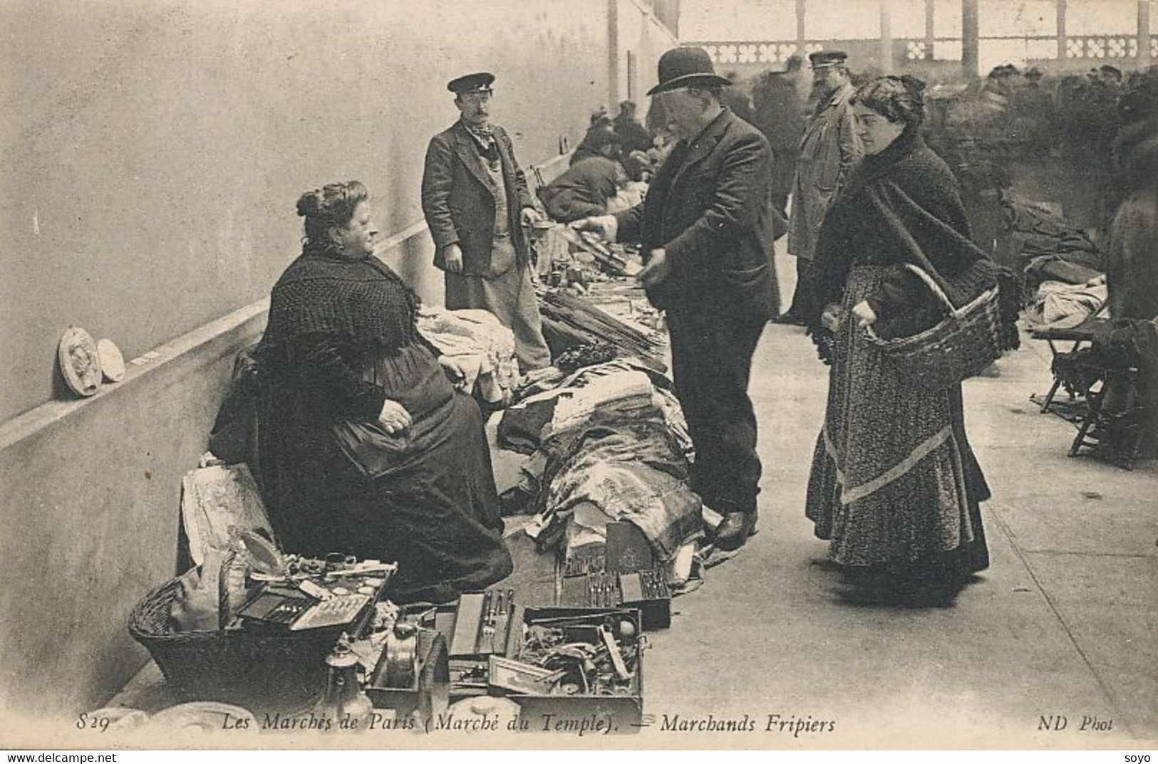 Flea Market Marché Aux Puces Bric à Brac Brocante Antiquités Fripe Fripierds Second Hand Clothes  Temple Paris. - Märkte