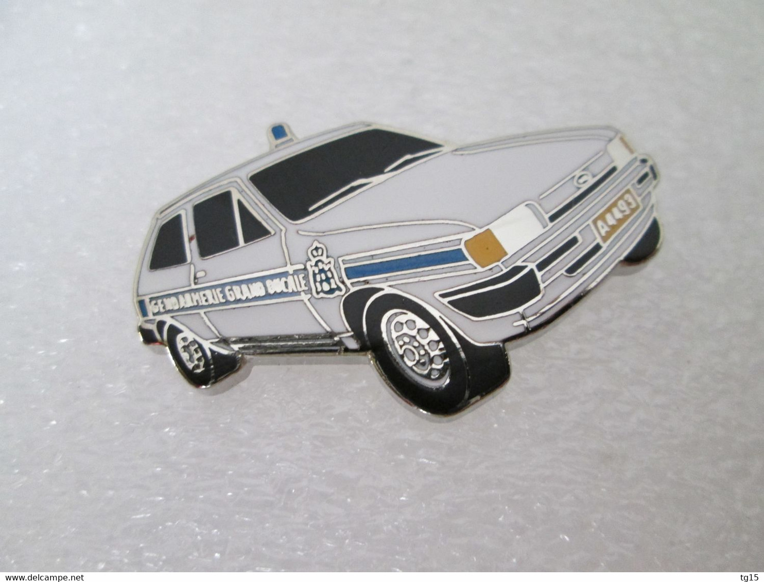 PIN'S    FORD   FIESTA   GENDARMERIE    LUXEMBOURG   Email Grand Feu   DEHA - Ford