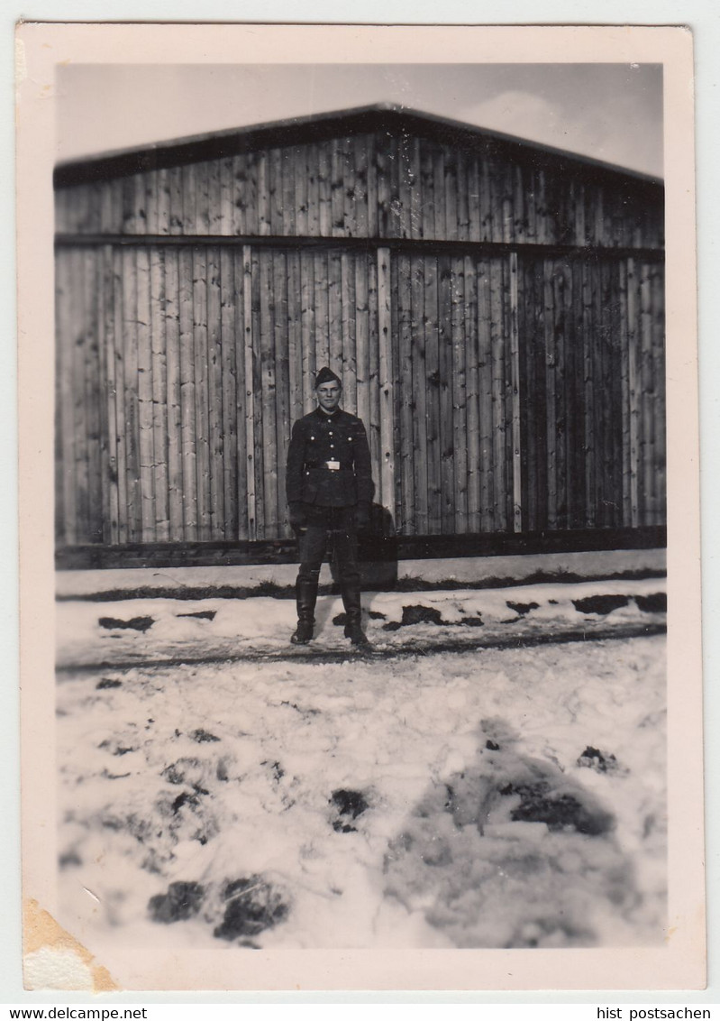 (F15830) Orig. Foto RAD-Lager 6/371 Lindenau / Sudeten, Mann Vor Scheune 1943 - Guerra, Militari