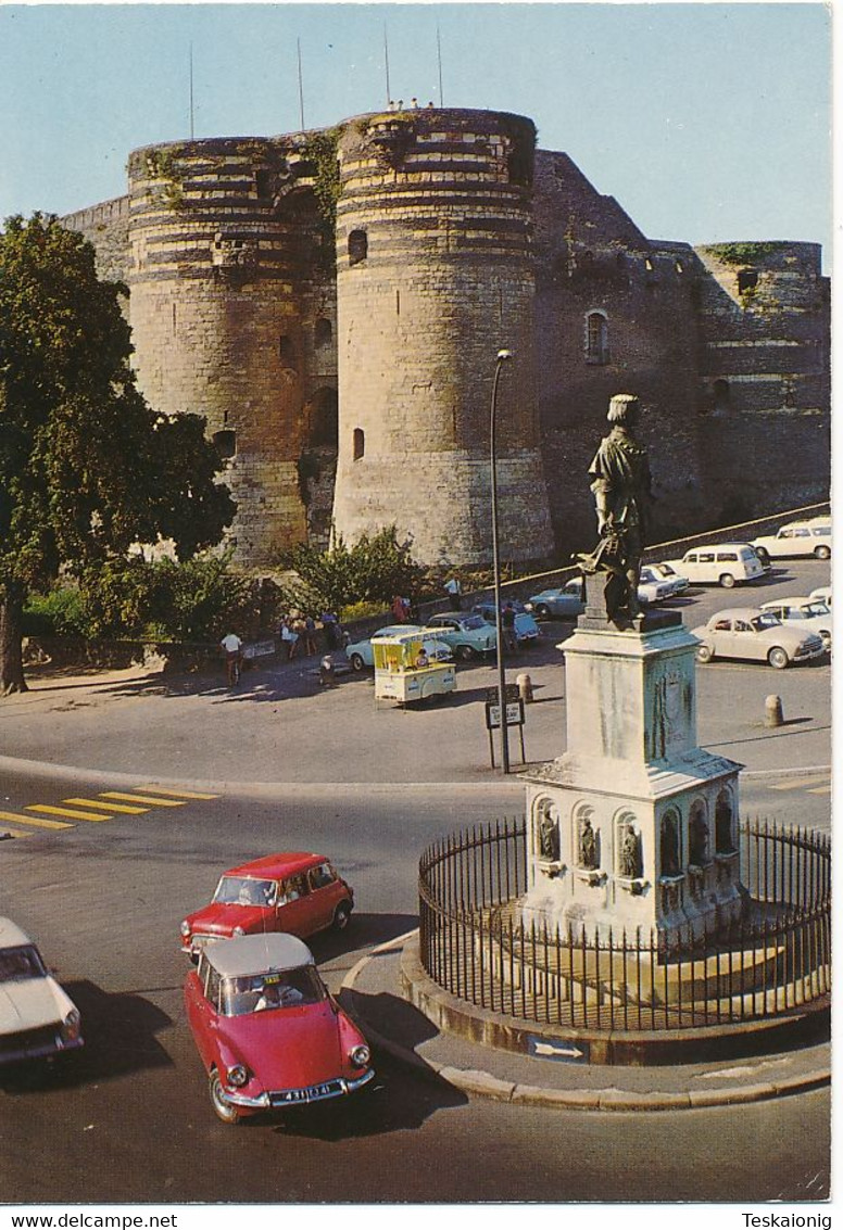 ANGERS (49.Maine Et Loire) Statue Du Roi René Devant Le Château. Véhicules Citroën DS, Austin Mini - Angers