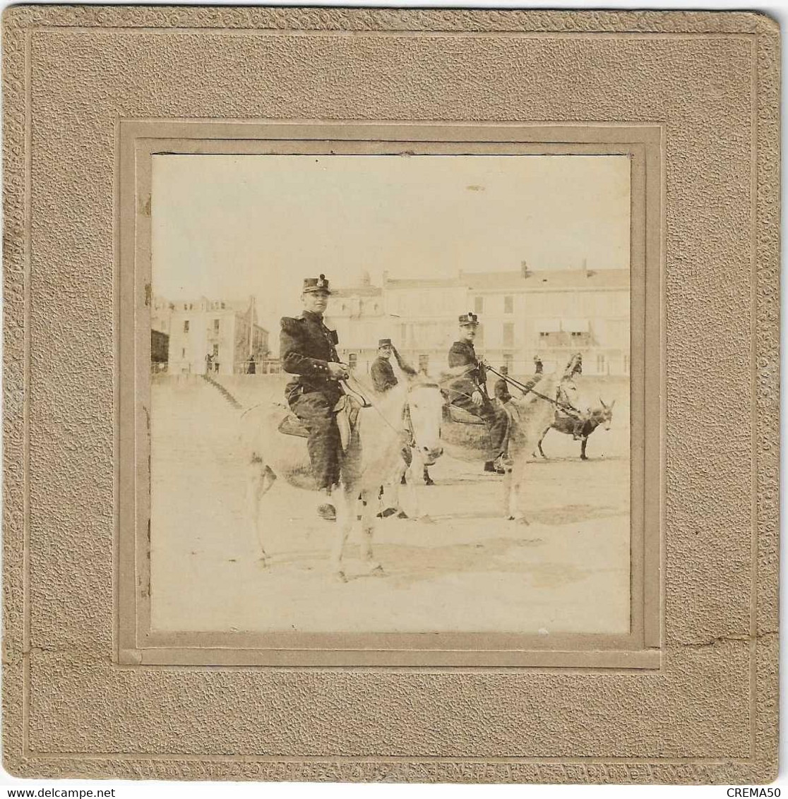 Photo Albuminée D(un Major Et De Son Secrétaire Sur La Plage Des SABLES D'OLONNE: 1909 - Guerra, Militares