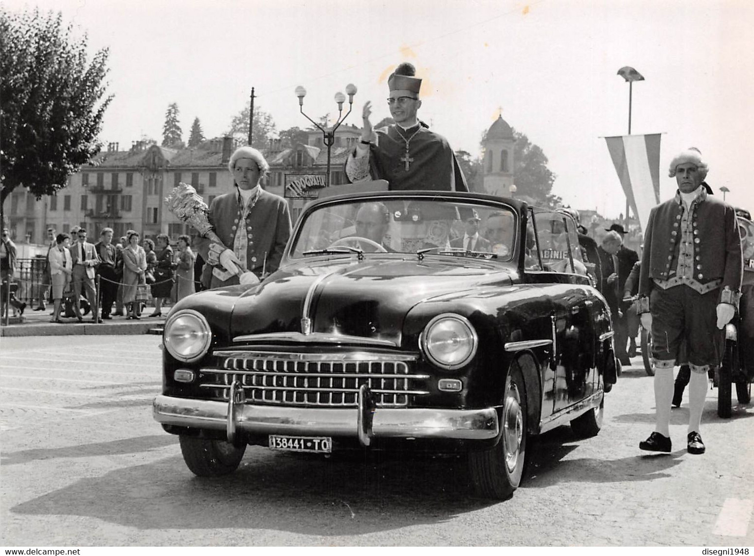 09801 "IVREA - FIAT 1400/1900 - TO 1385441 - 05.06.60 - INGRESSO SOLENNE IN DIOCESI DEL VESCOVO"  ANIMATA, FOTOGR. ORIG. - Automobili