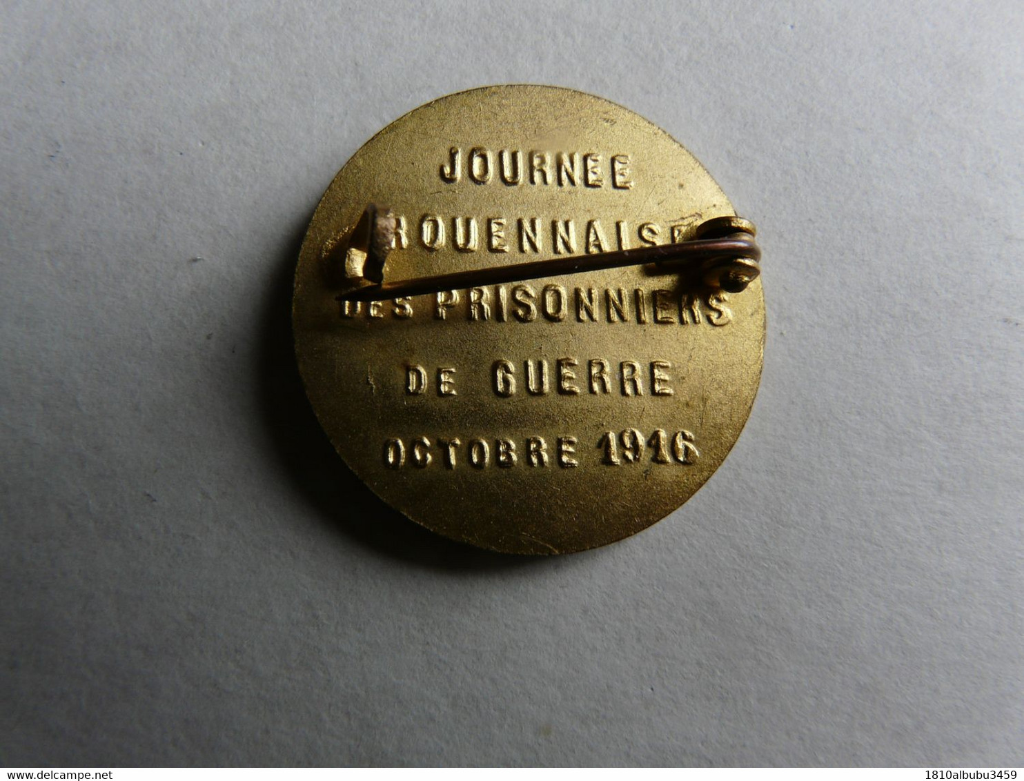 BROCHE ANCIENNE EN BRONZE DORE - SIGNE R. LALIQUE :  Journée Rouennaise Des Prisonniers De Guerre 15 Octobre 1916 - Andere & Zonder Classificatie