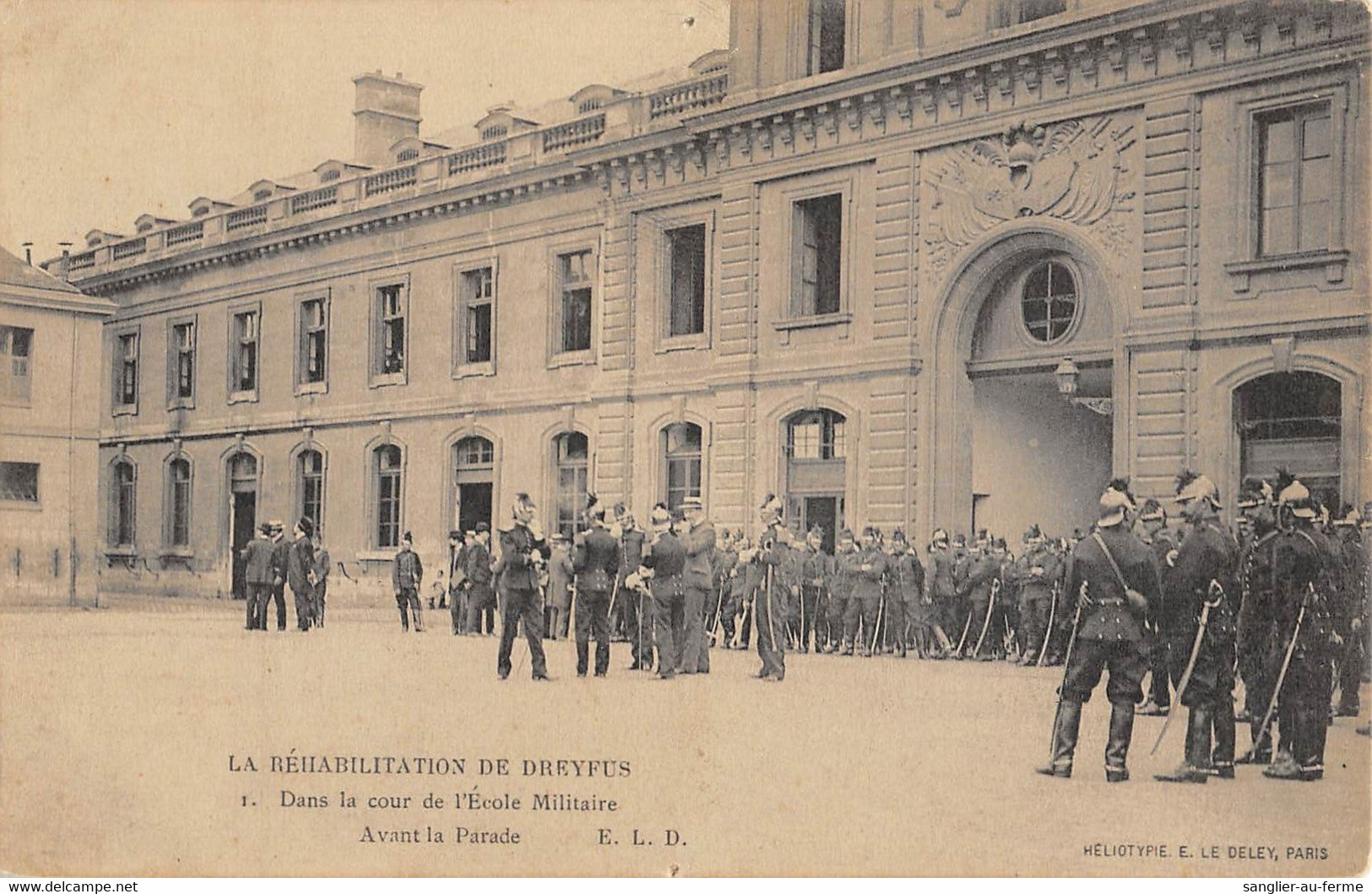 CPA 75 PARIS LA REHABILITATION DE DREYFUS DANS LA COUR DE L'ECOLE MILITAIRE AVANT LA PARADE - Andere & Zonder Classificatie