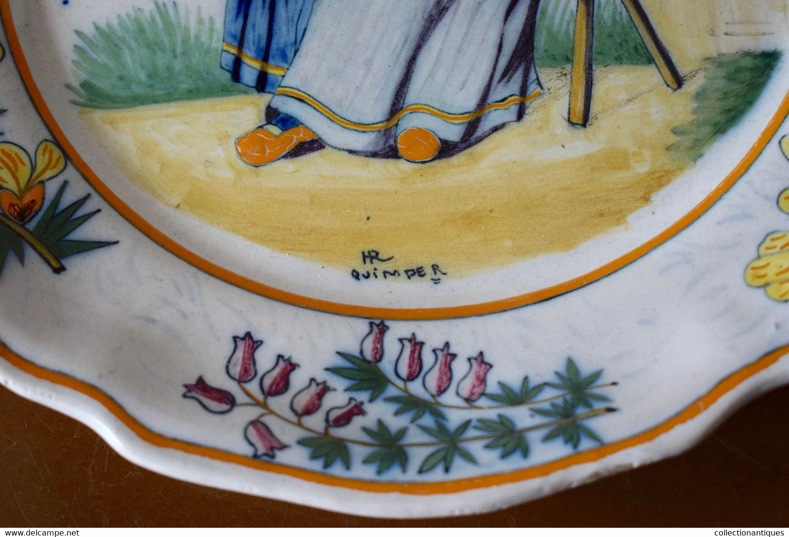 Rare assiette polylobée manufacture Henriot Quimper - La tricoteuse et sa fille - 1891 - Signée - Décor floral  Bretagne